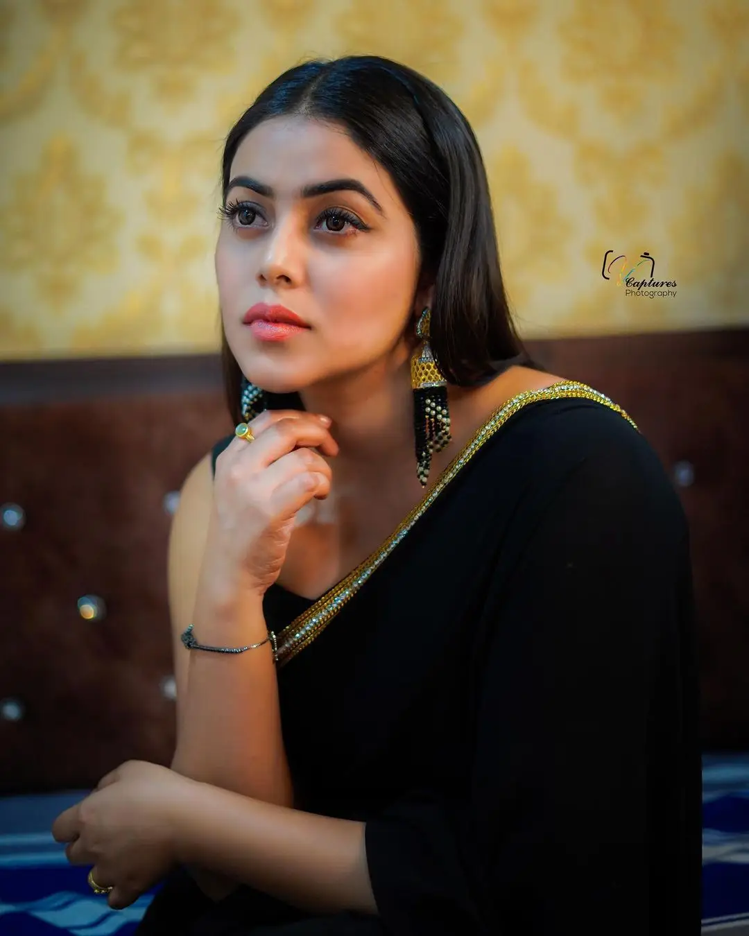 SHAMNA KASIM MESMERIZING LOOKS IN BEAUTIFUL BLACK SAREE SLEEVELESS BLOUSE